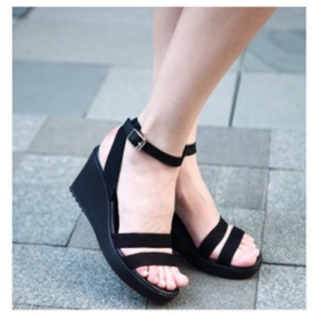 7.5/8 Leigh Wedge Sandals - Crocs / New in box